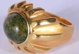 Anel de ouro 18 k., com pedra verde cabochon, a... - Anel de ouro 18 k., com pedra verde cabochon, aro 16. (Por motivos de segurança a peça não se encontra na loja).