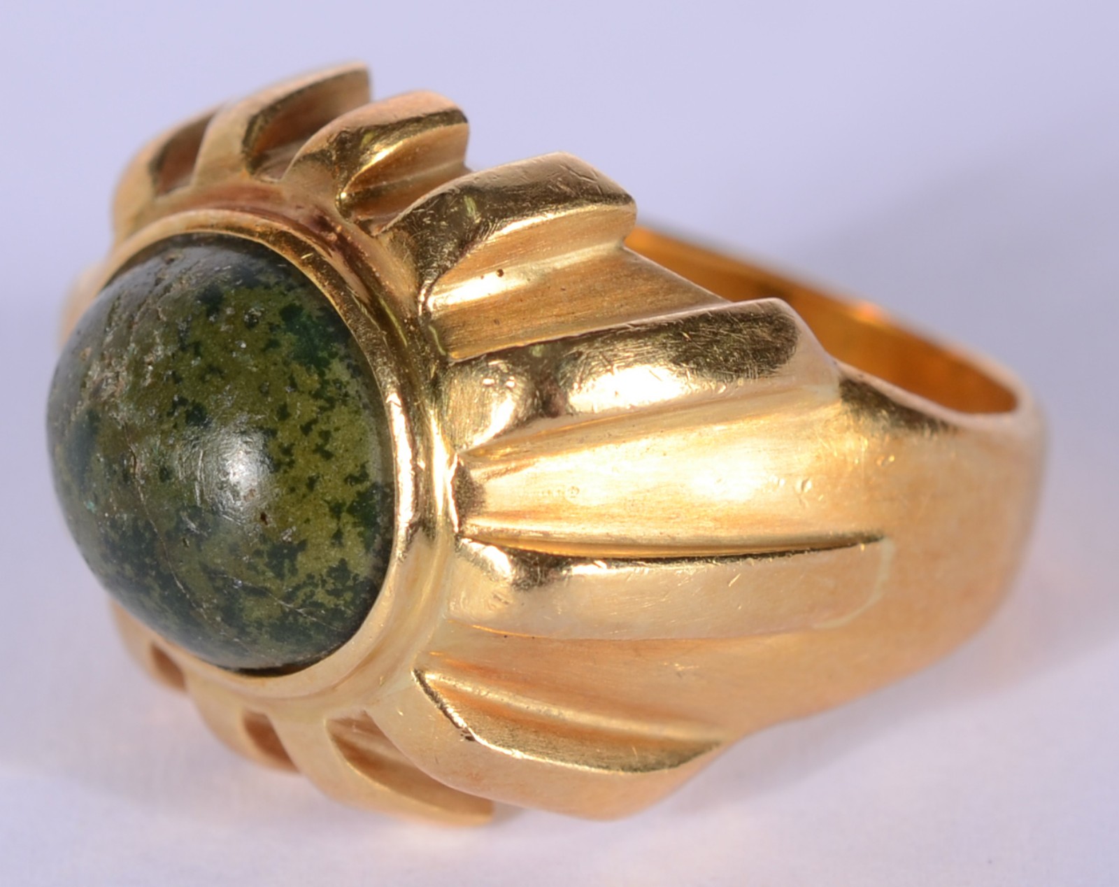 Anel de ouro 18 k., com pedra verde cabochon, aro 16. (Por motivos de... - foto 1 de 5