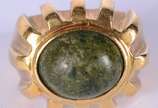 Anel de ouro 18 k., com pedra verde cabochon, a... - Anel de ouro 18 k., com pedra verde cabochon, aro 16. (Por motivos de segurança a peça não se encontra na loja).