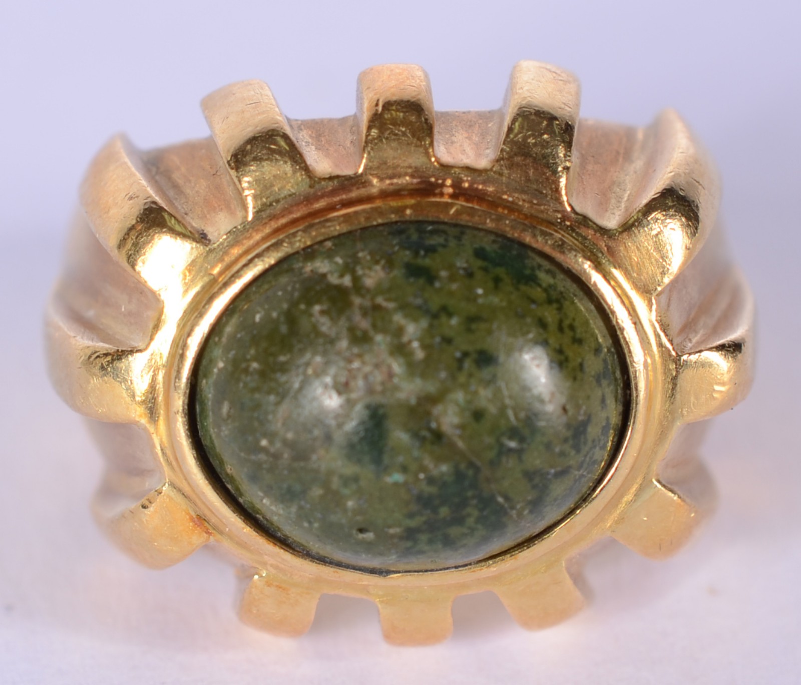 Anel de ouro 18 k., com pedra verde cabochon, aro 16. (Por motivos de... - foto 2 de 5