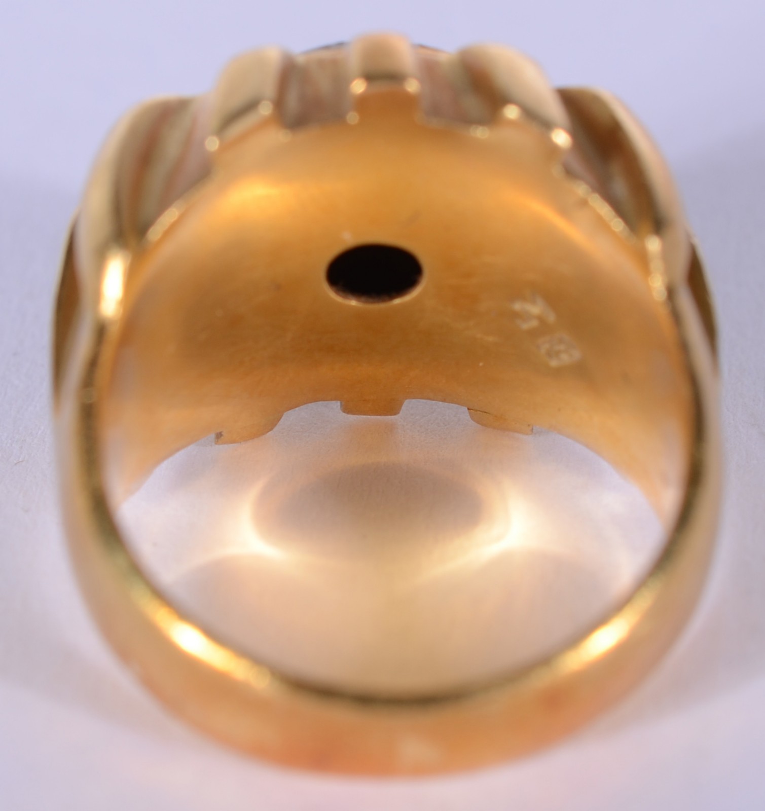 Anel de ouro 18 k., com pedra verde cabochon, aro 16. (Por motivos de... - foto 3 de 5