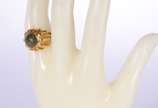 Anel de ouro 18 k., com pedra verde cabochon, a... - Anel de ouro 18 k., com pedra verde cabochon, aro 16. (Por motivos de segurança a peça não se encontra na loja).