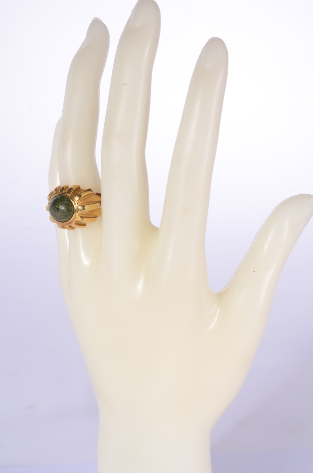 Anel de ouro 18 k., com pedra verde cabochon, aro 16. (Por motivos de... - foto 4 de 5