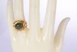 Anel de ouro 18 k., com pedra verde cabochon, a... - Anel de ouro 18 k., com pedra verde cabochon, aro 16. (Por motivos de segurança a peça não se encontra na loja).
