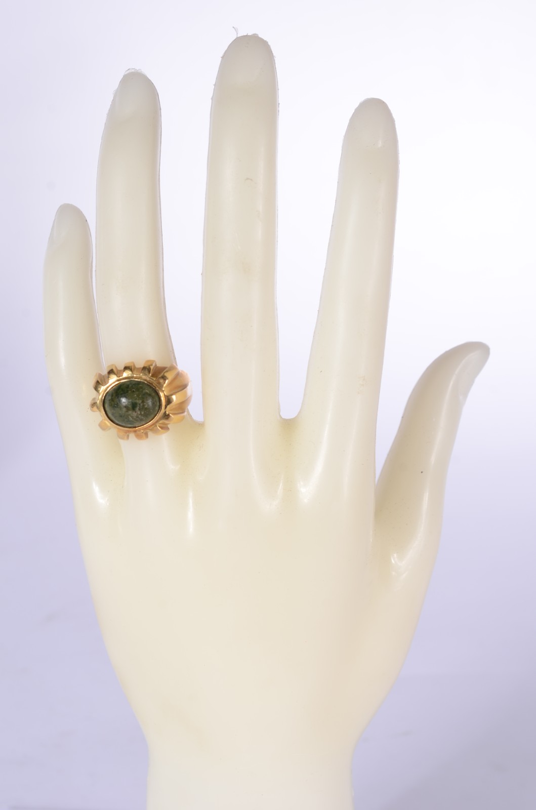 Anel de ouro 18 k., com pedra verde cabochon, aro 16. (Por motivos de... - foto 5 de 5