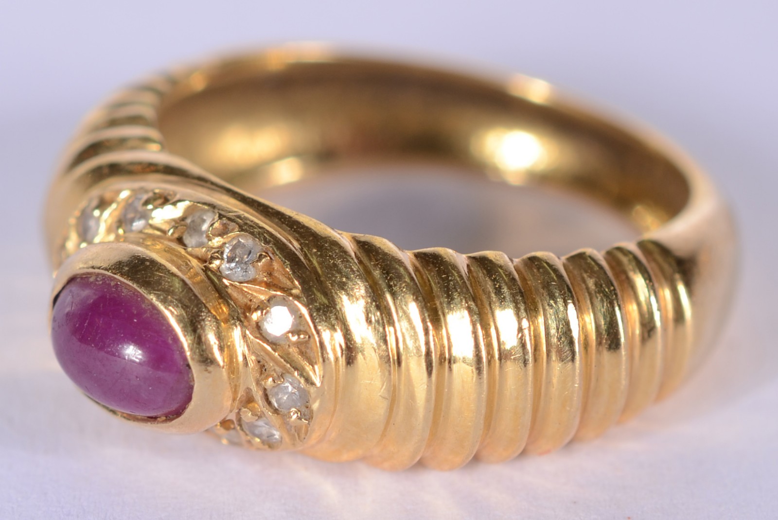 Anel de ouro 18 k., com pedra cabochon lilás e mini brilhantes, aro... - foto 1 de 5