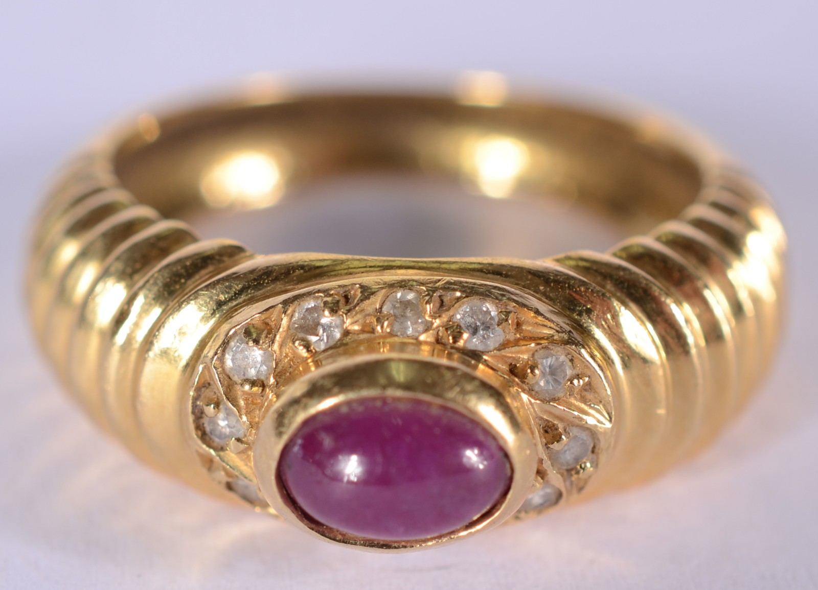 Anel de ouro 18 k., com pedra cabochon lilás e mini brilhantes, aro... - foto 2 de 5