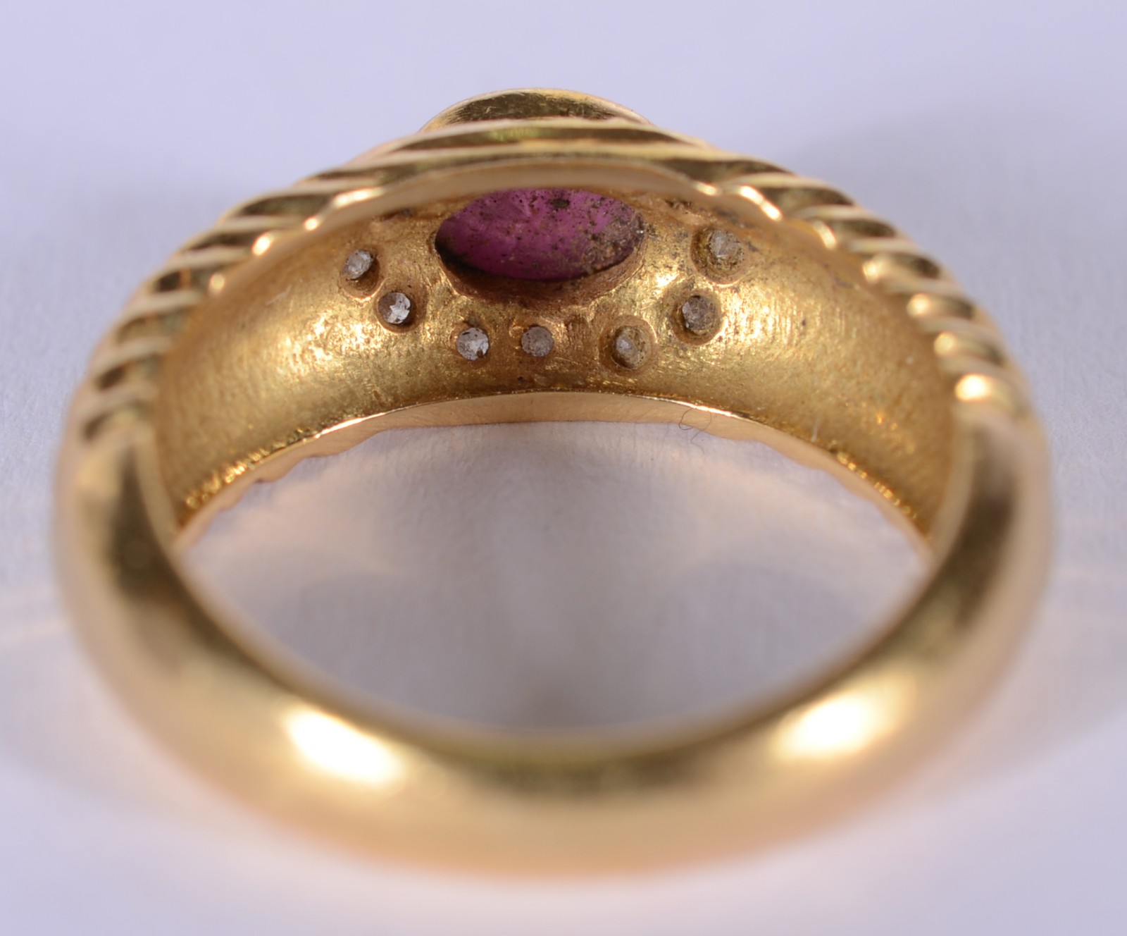 Anel de ouro 18 k., com pedra cabochon lilás e mini brilhantes, aro... - foto 3 de 5
