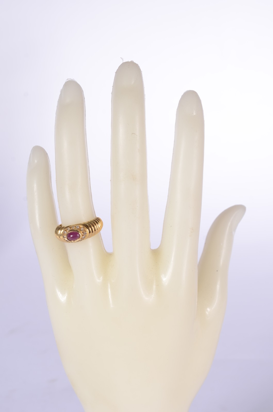Anel de ouro 18 k., com pedra cabochon lilás e mini brilhantes, aro... - foto 4 de 5