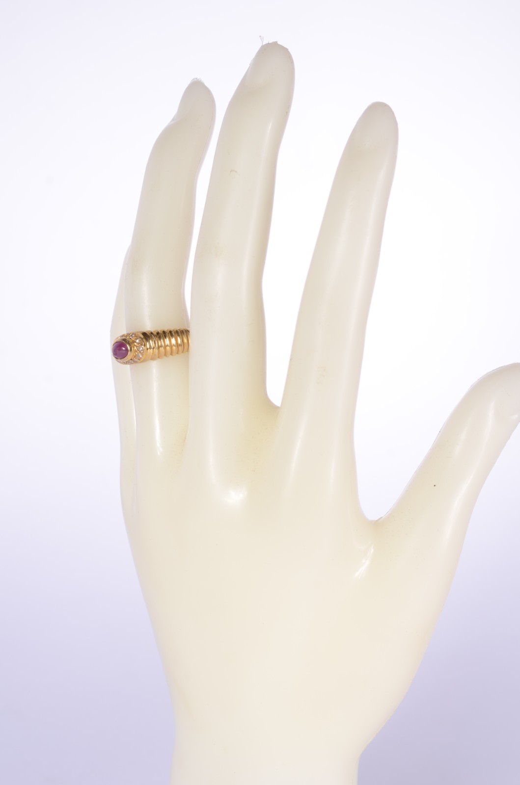 Anel de ouro 18 k., com pedra cabochon lilás e mini brilhantes, aro... - foto 5 de 5