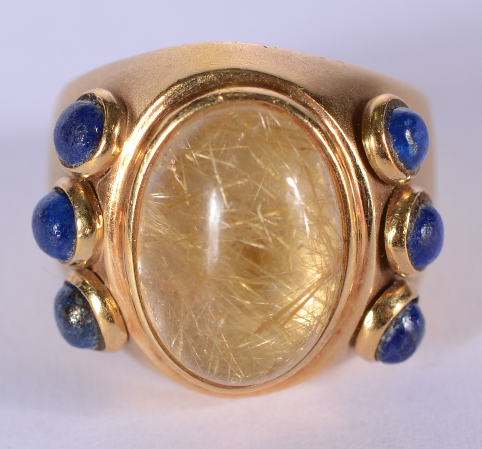 Anel de ouro 18 k., pedra cabochon clara e pedras azuis laterais, aro... - foto 2 de 5