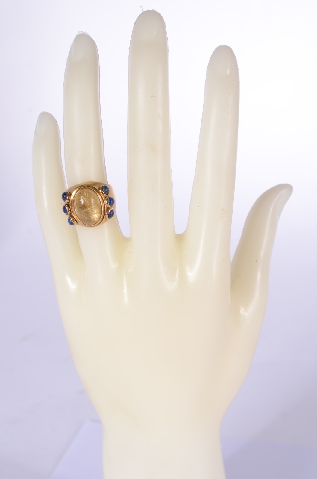 Anel de ouro 18 k., pedra cabochon clara e pedras azuis laterais, aro... - foto 4 de 5