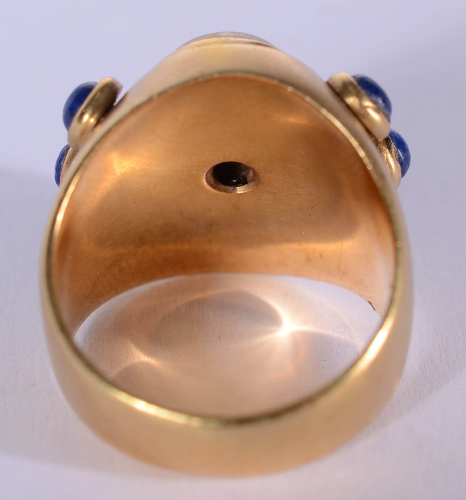 Anel de ouro 18 k., pedra cabochon clara e pedras azuis laterais, aro... - foto 3 de 5