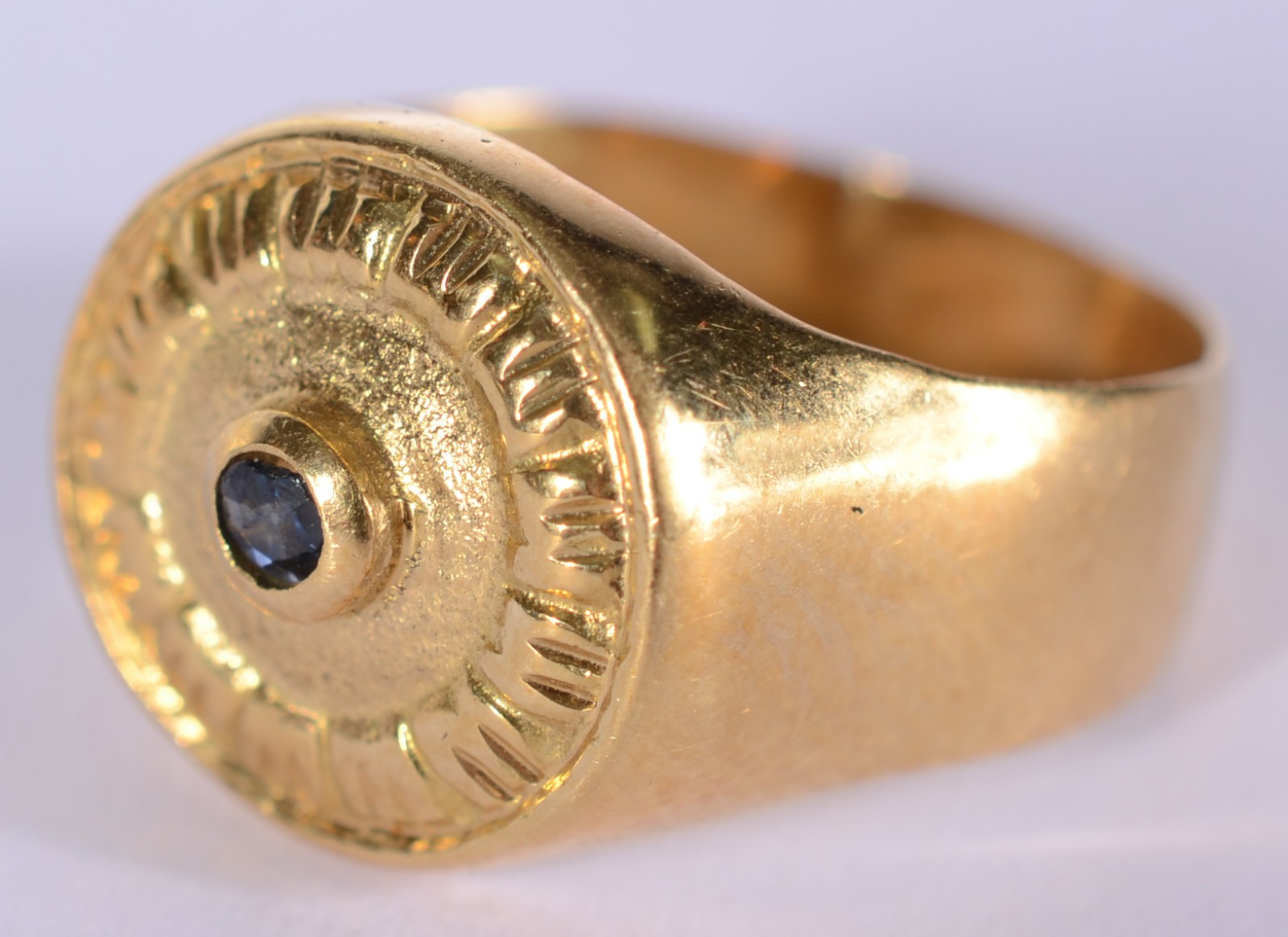 Anel de ouro 18 k. com pequena pedra azul. (Por motivos de segurança... - foto 1 de 5
