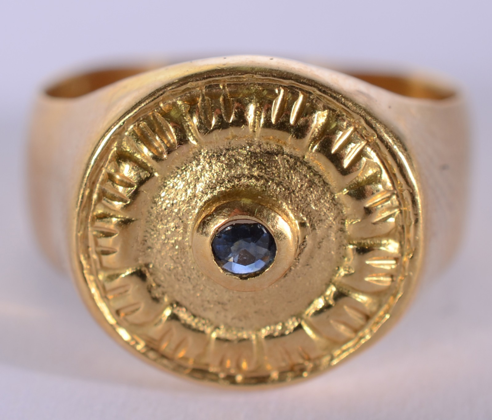 Anel de ouro 18 k. com pequena pedra azul. (Por motivos de segurança... - foto 2 de 5