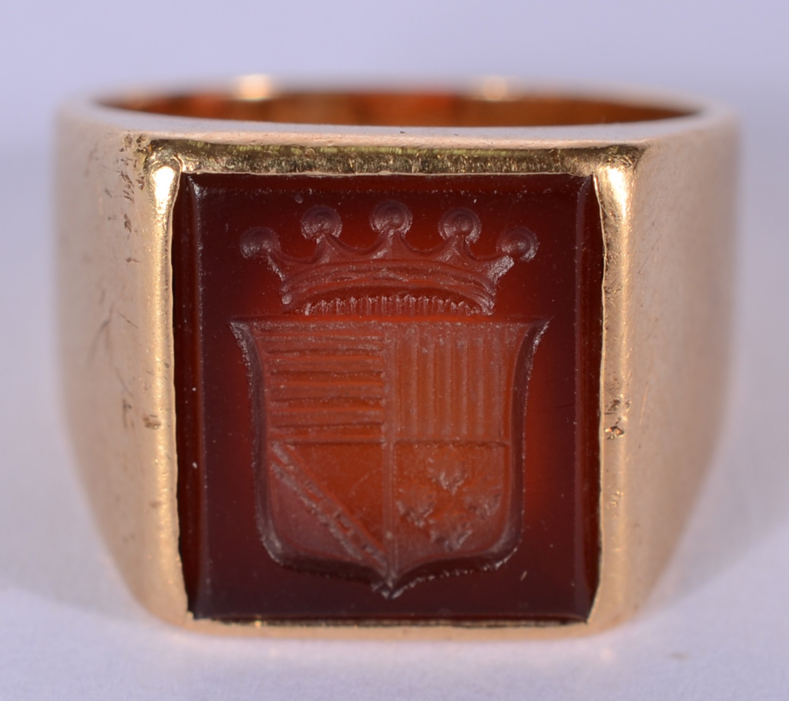 Anel de ouro 18 k., com pedra brasonada, aro 9. (Por motivos de... - foto 1 de 5