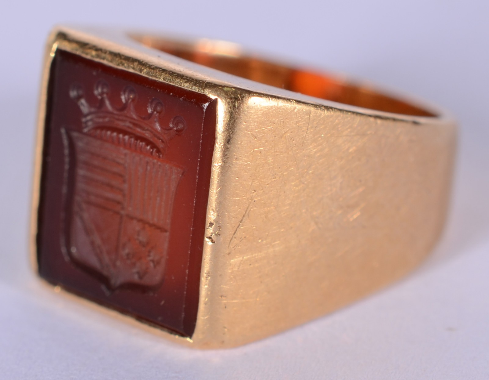 Anel de ouro 18 k., com pedra brasonada, aro 9. (Por motivos de... - foto 2 de 5