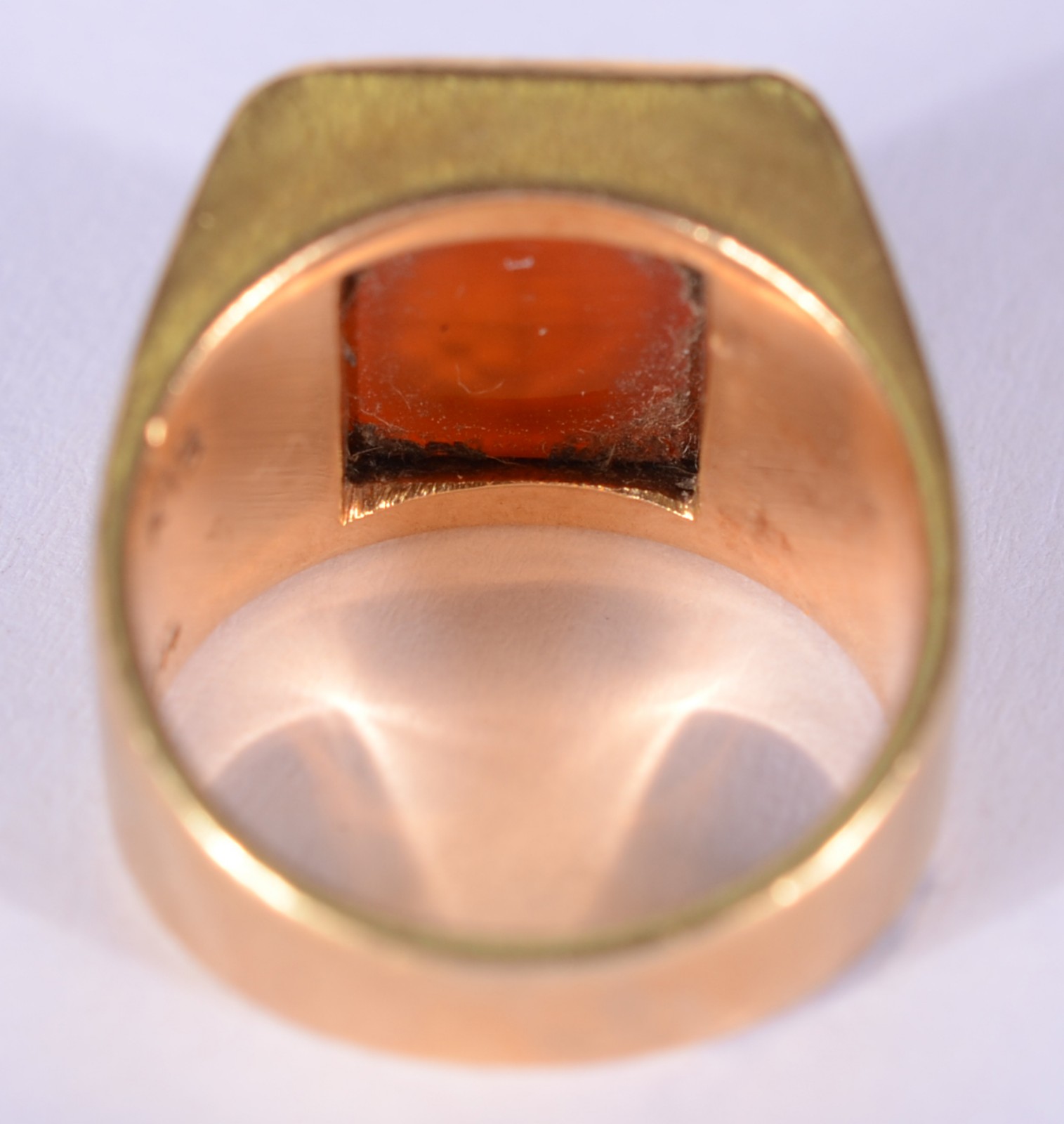 Anel de ouro 18 k., com pedra brasonada, aro 9. (Por motivos de... - foto 3 de 5