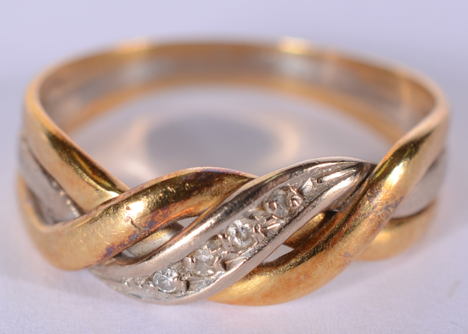 Anel de ouro 18 k., detalhe "entrelaçado" com mini brilhantes, aro... - foto 1 de 5