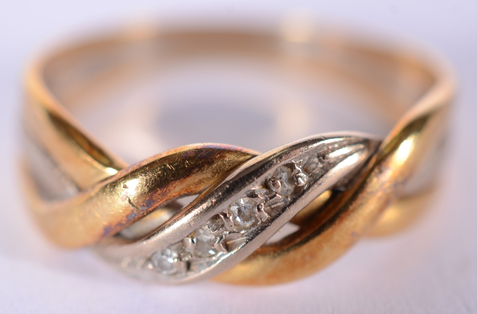 Anel de ouro 18 k., detalhe "entrelaçado" com mini brilhantes, aro... - foto 2 de 5