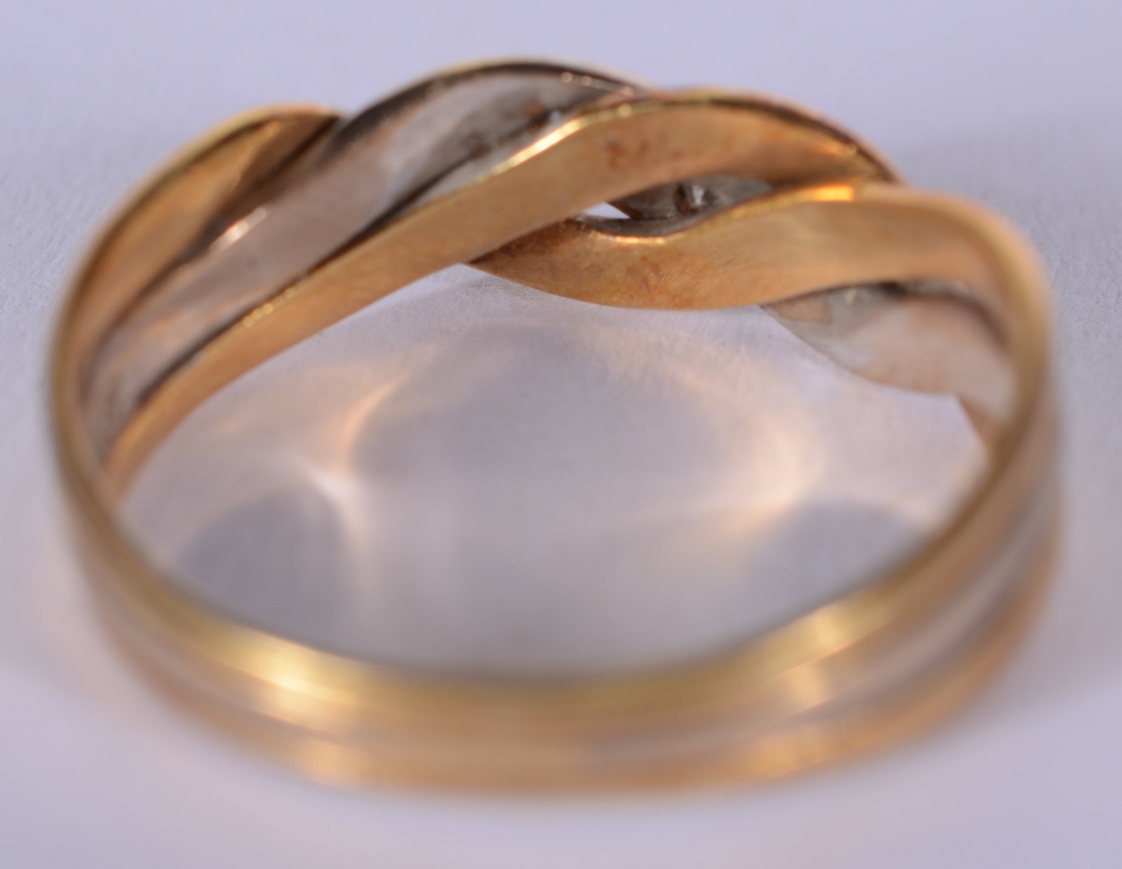 Anel de ouro 18 k., detalhe "entrelaçado" com mini brilhantes, aro... - foto 3 de 5