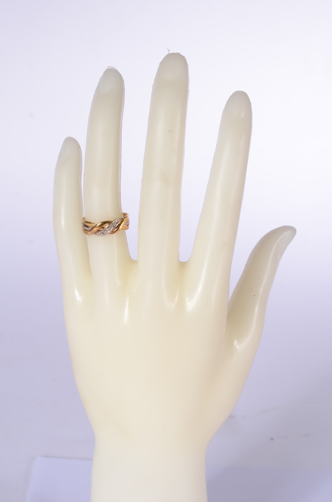 Anel de ouro 18 k., detalhe "entrelaçado" com mini brilhantes, aro... - foto 4 de 5
