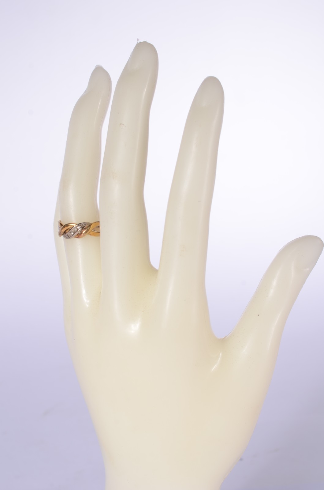 Anel de ouro 18 k., detalhe "entrelaçado" com mini brilhantes, aro... - foto 5 de 5