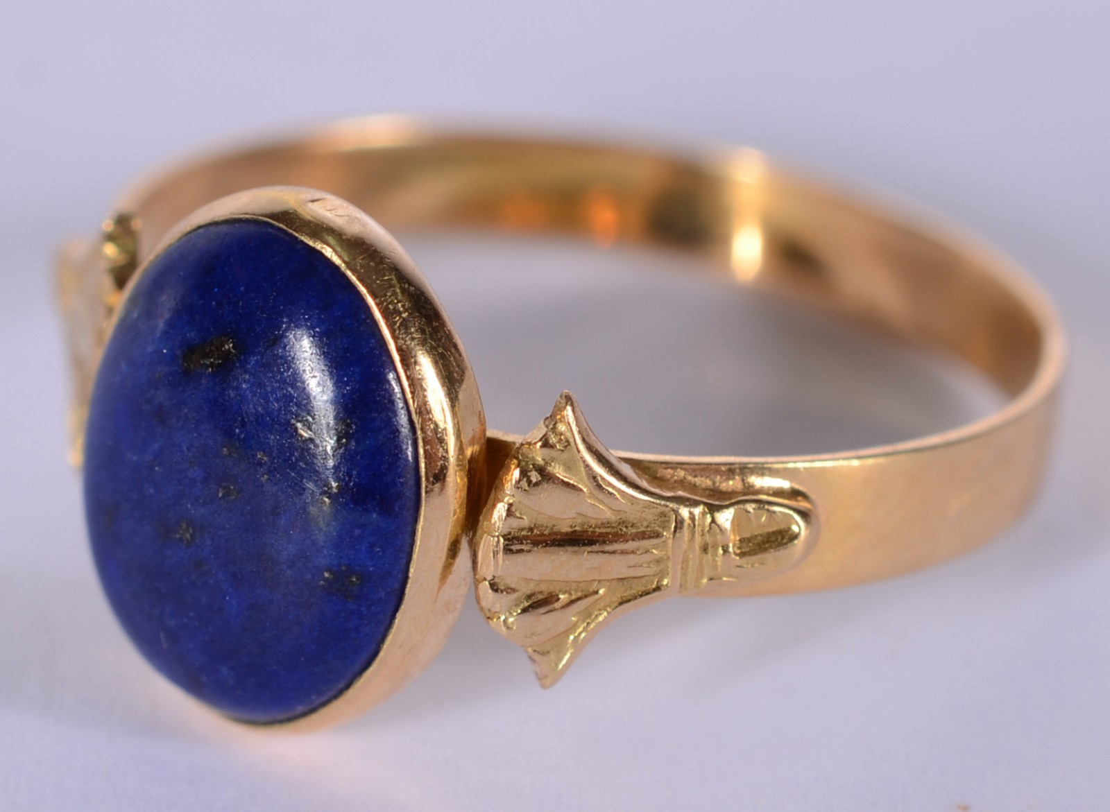 Anel de ouro 18 k., com pedra cabochon, aro 19. (Por motivos de... - foto 1 de 5