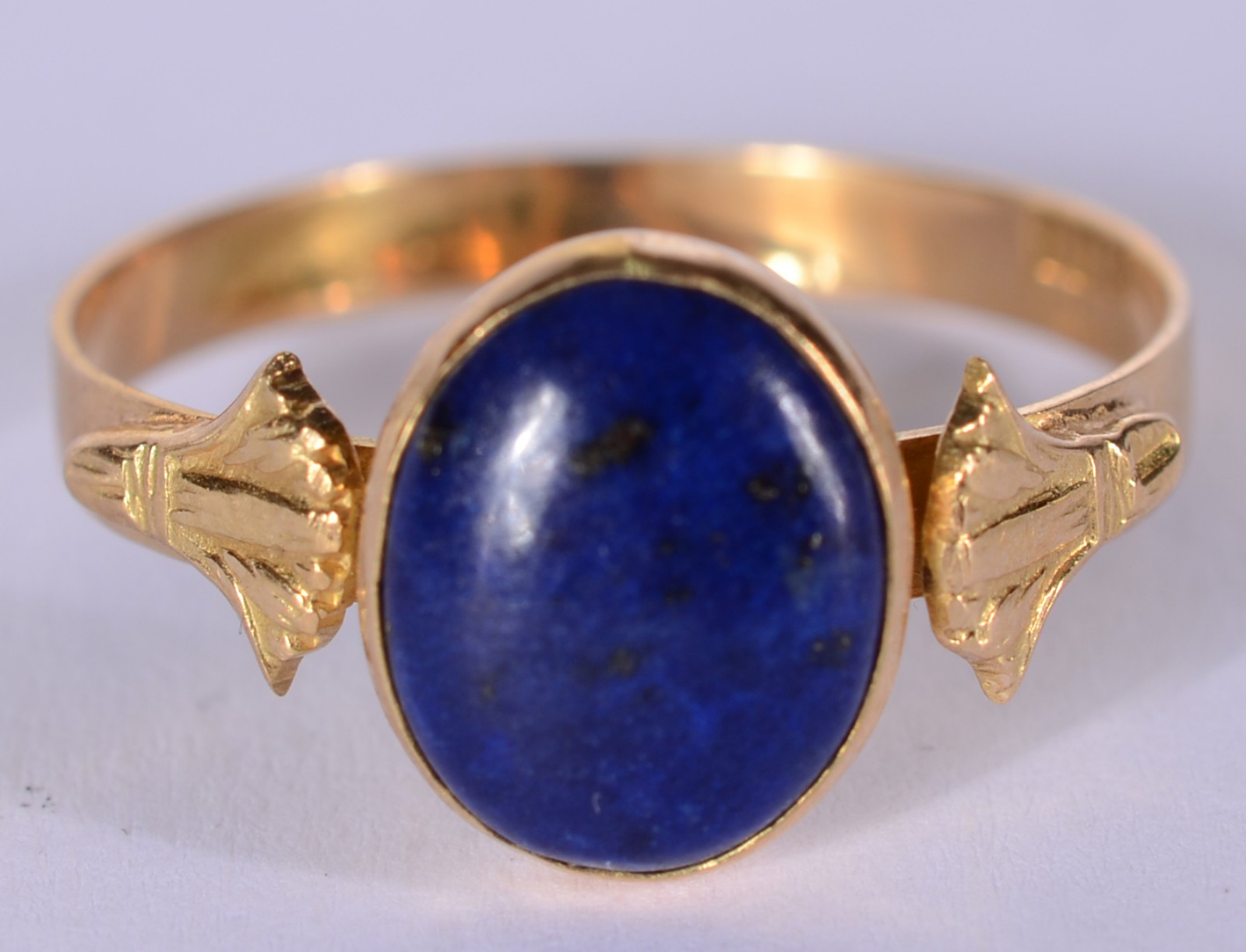 Anel de ouro 18 k., com pedra cabochon, aro 19. (Por motivos de... - foto 2 de 5