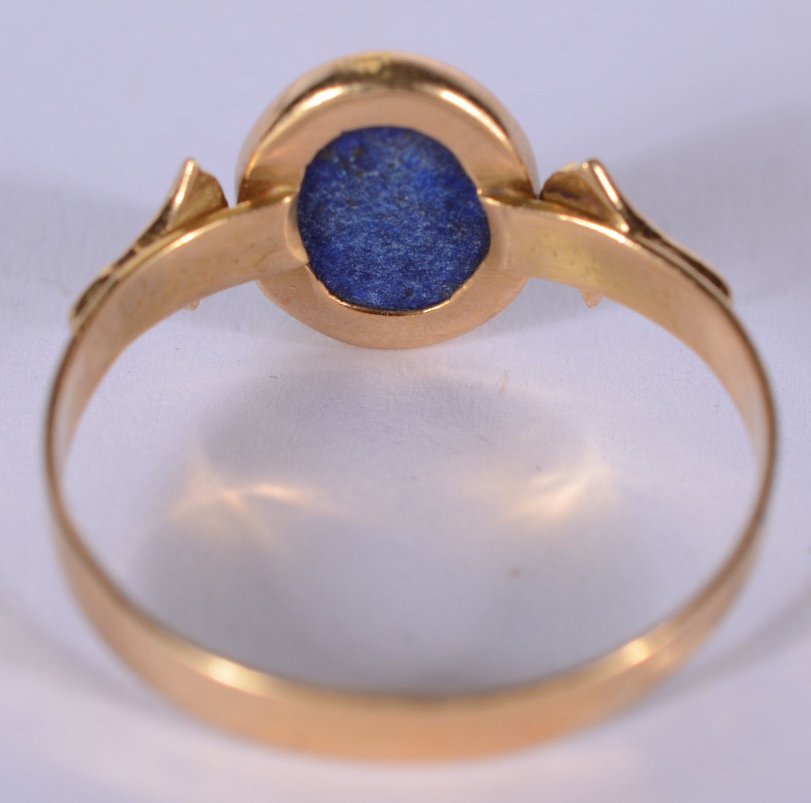 Anel de ouro 18 k., com pedra cabochon, aro 19. (Por motivos de... - foto 3 de 5