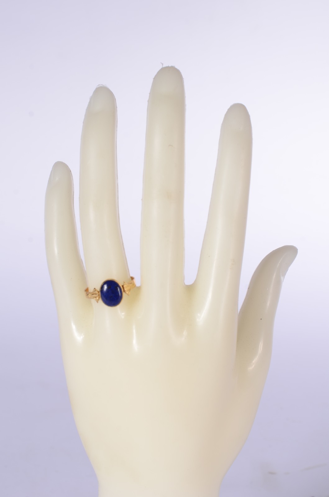 Anel de ouro 18 k., com pedra cabochon, aro 19. (Por motivos de... - foto 4 de 5