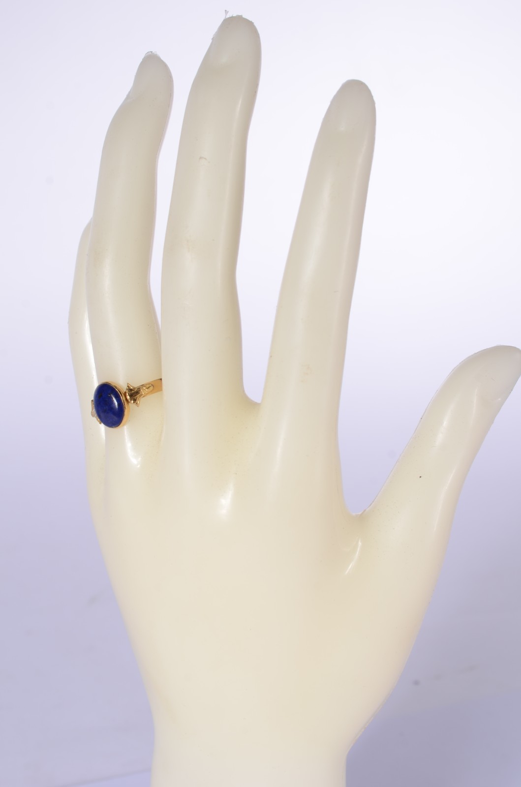 Anel de ouro 18 k., com pedra cabochon, aro 19. (Por motivos de... - foto 5 de 5