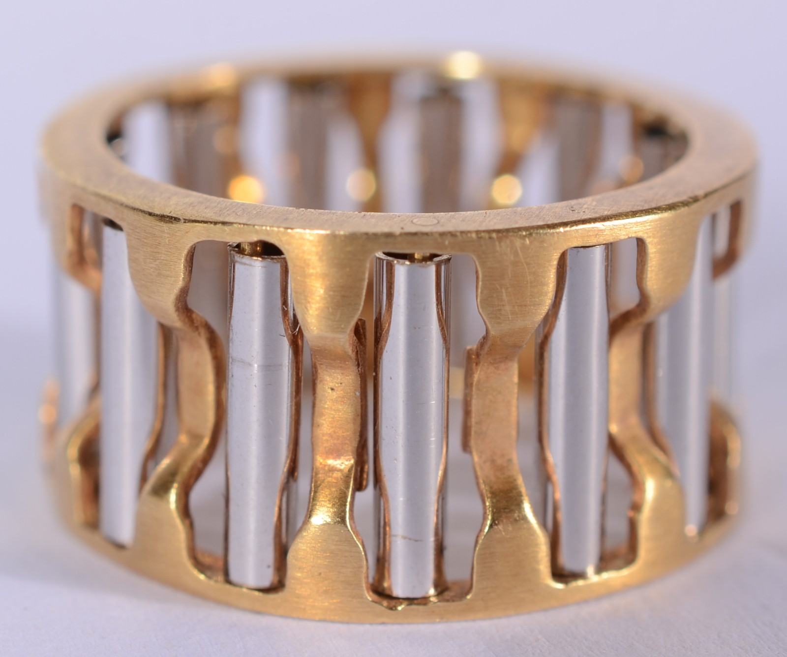 Anel de ouro 18 k., com canutilhos de ouro branco, aro 15. (Por... - foto 1 de 4