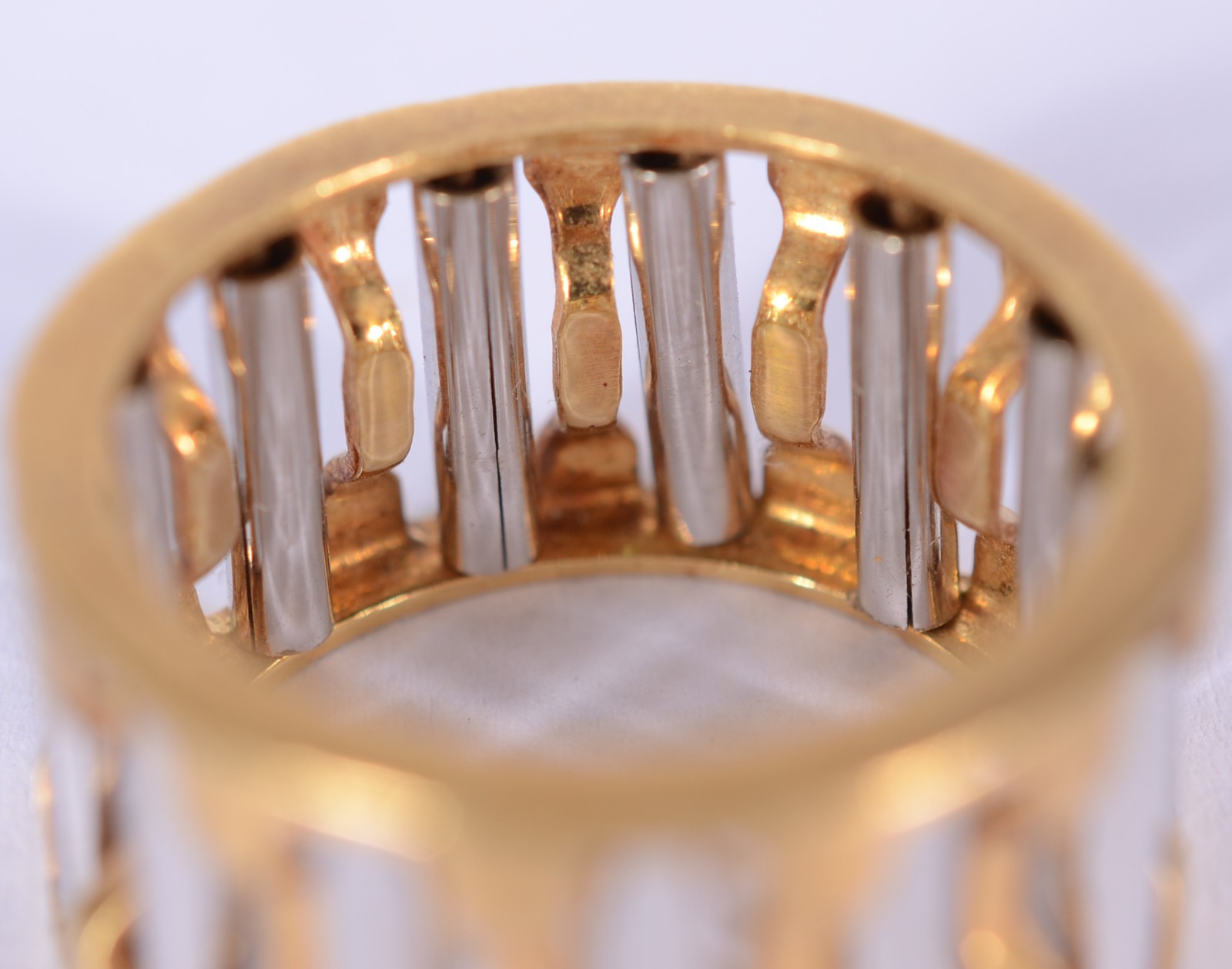 Anel de ouro 18 k., com canutilhos de ouro branco, aro 15. (Por... - foto 2 de 4
