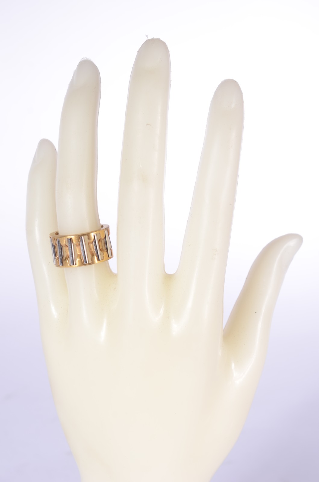 Anel de ouro 18 k., com canutilhos de ouro branco, aro 15. (Por... - foto 3 de 4
