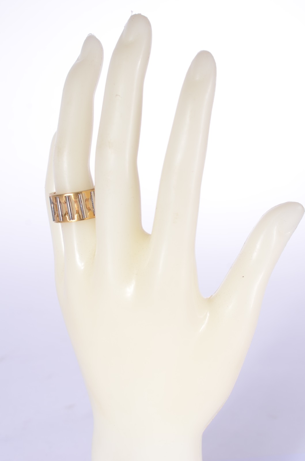 Anel de ouro 18 k., com canutilhos de ouro branco, aro 15. (Por... - foto 4 de 4