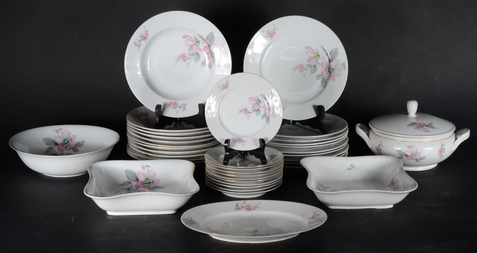 Aparelho de jantar de porcelana tcheca, na cor branca com delicada... - foto 1 de 5