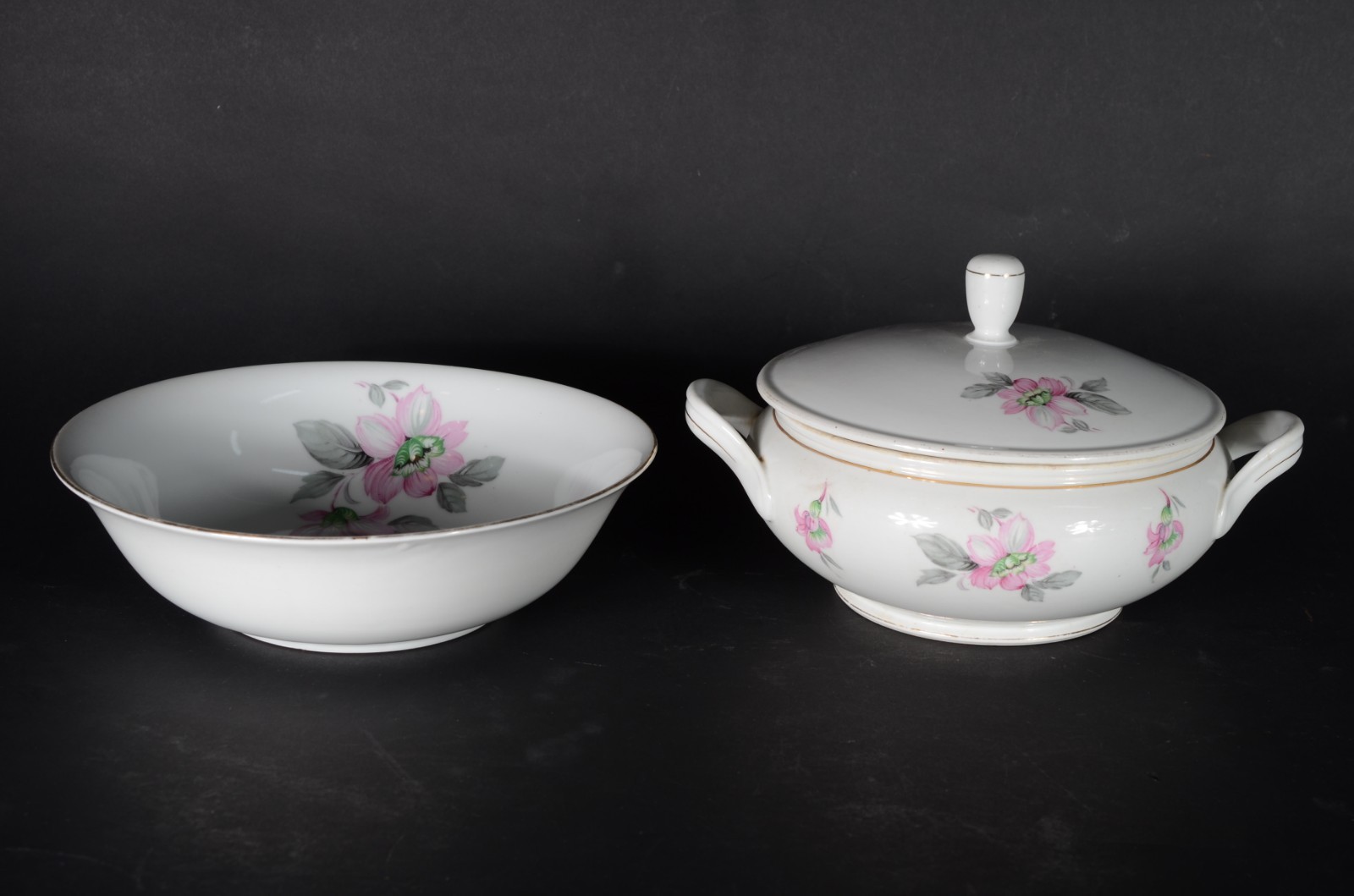 Aparelho de jantar de porcelana tcheca, na cor branca com delicada... - foto 3 de 5