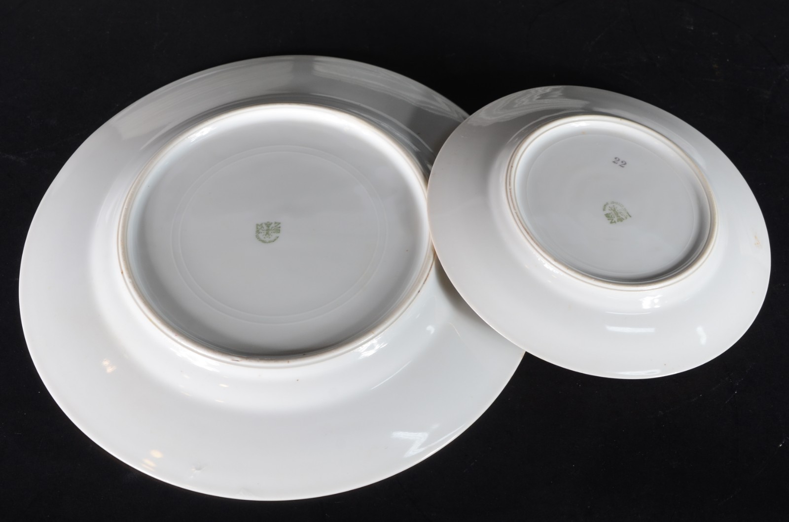Aparelho de jantar de porcelana tcheca, na cor branca com delicada... - foto 5 de 5