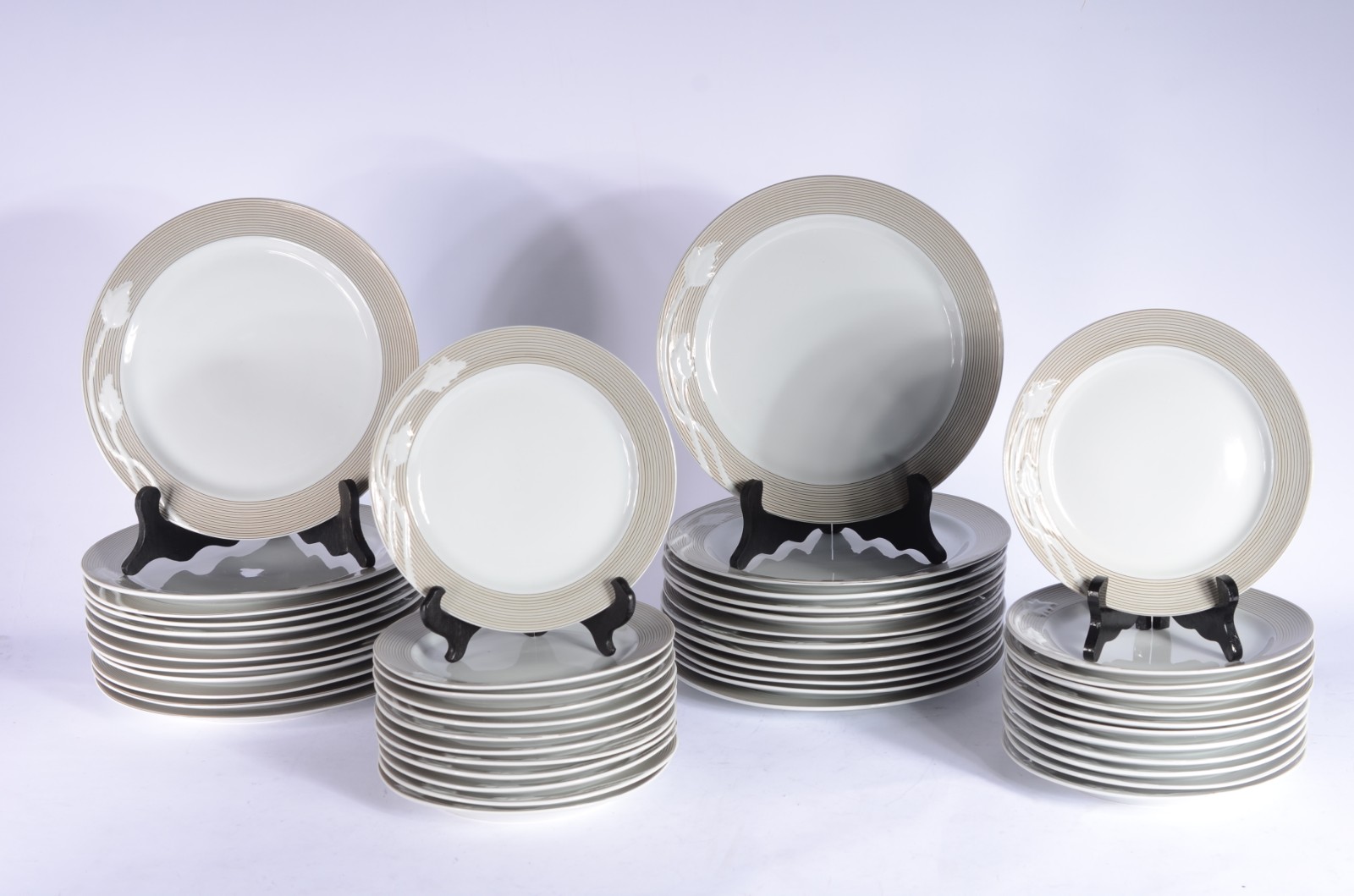 Aparelho de jantar de porcelana Natan, composto de: 24 pratos rasos... - foto 1 de 5