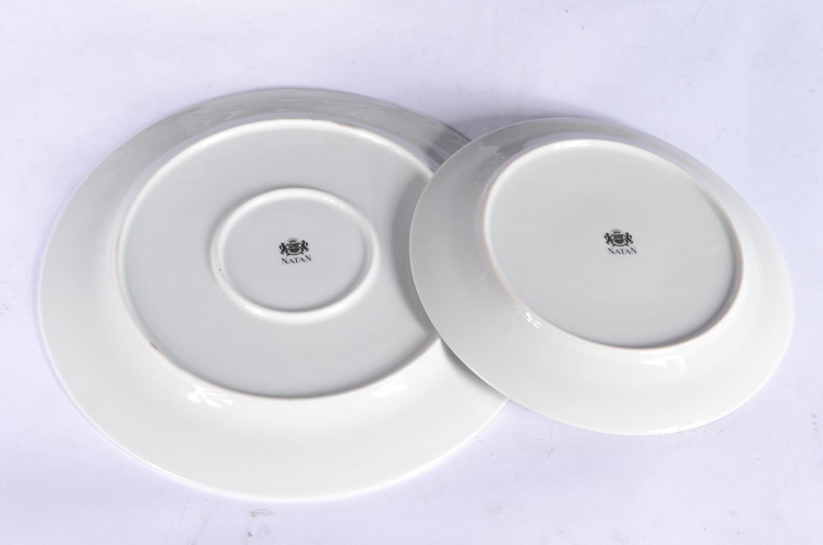 Aparelho de jantar de porcelana Natan, composto de: 24 pratos rasos... - foto 4 de 5