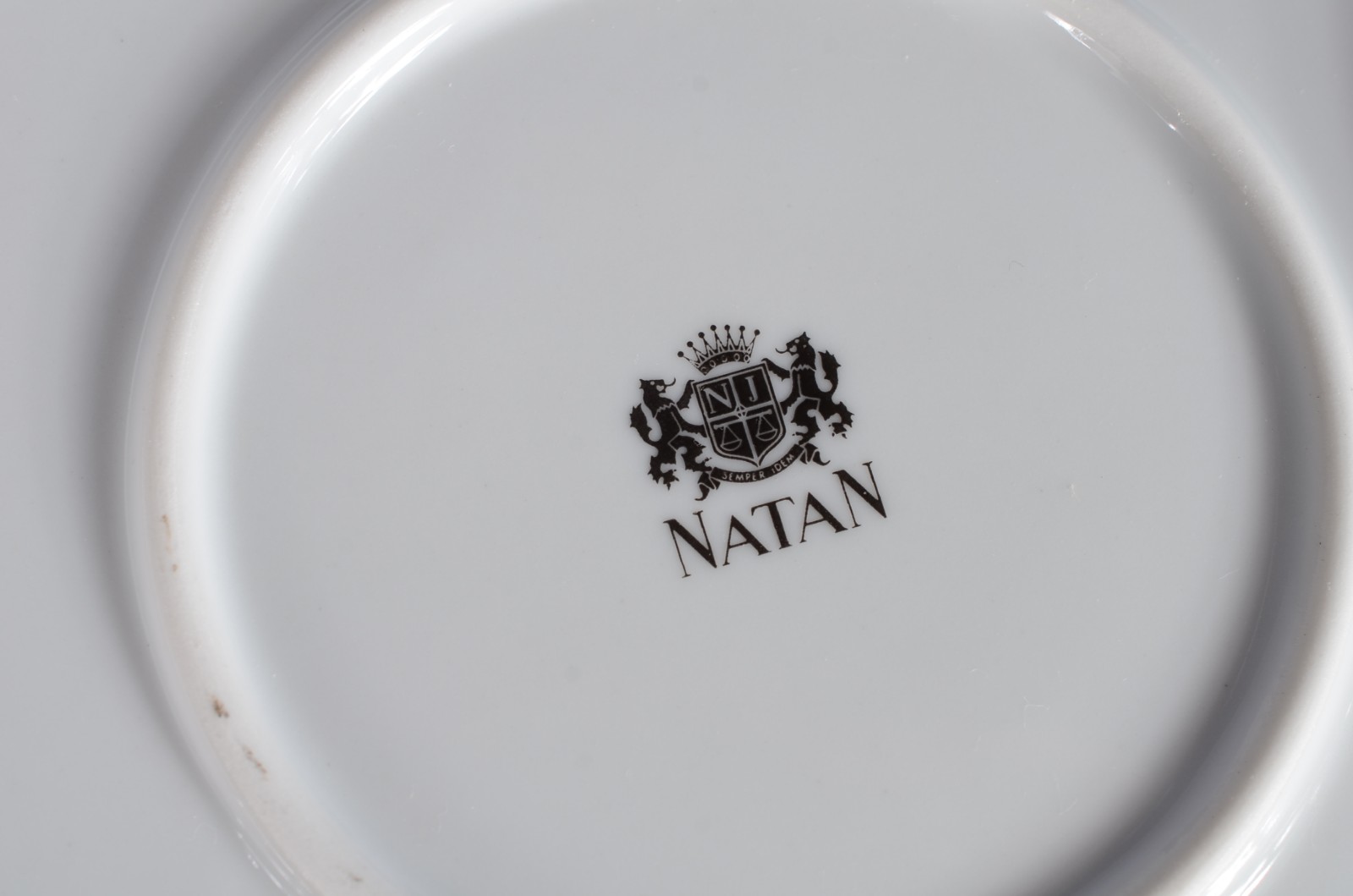 Aparelho de jantar de porcelana Natan, composto de: 24 pratos rasos... - foto 5 de 5