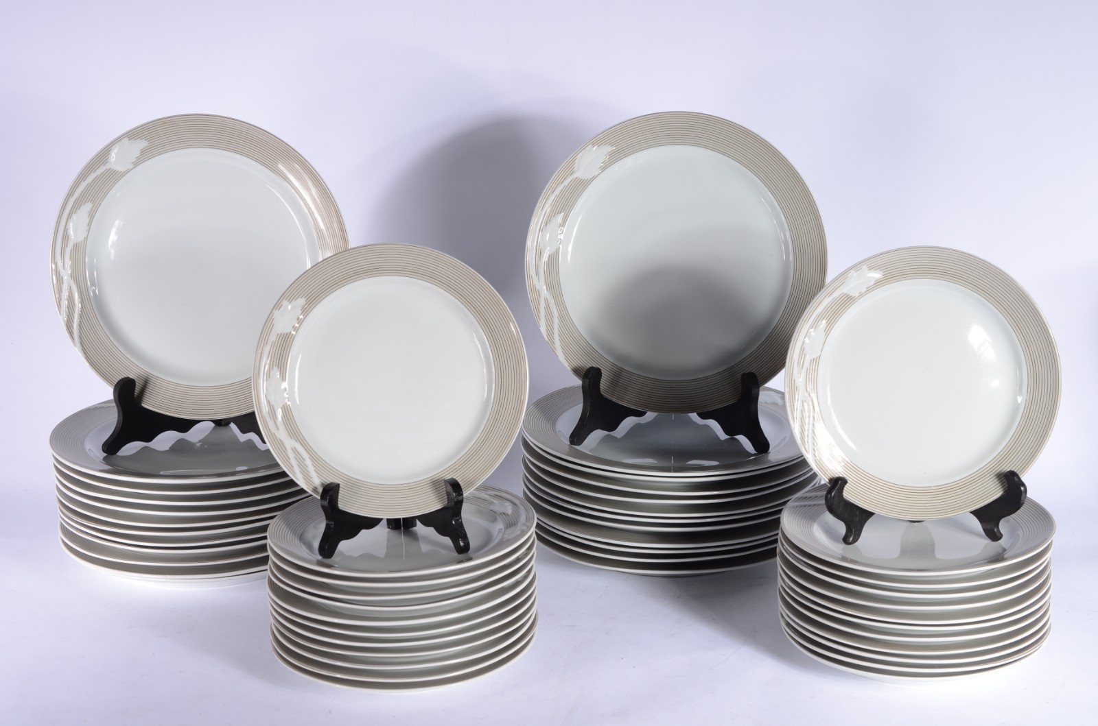 Aparelho de jantar de porcelana Natan, composto de: 24 pratos rasos e... - foto 1 de 5