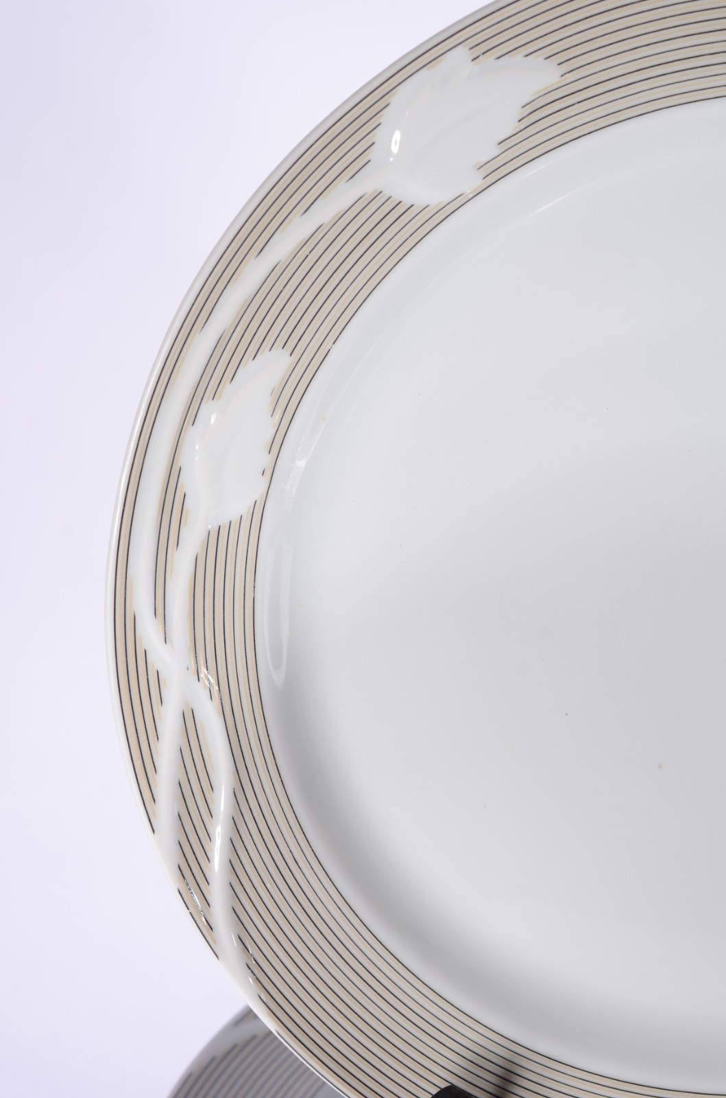 Aparelho de jantar de porcelana Natan, composto de: 24 pratos rasos e... - foto 3 de 5