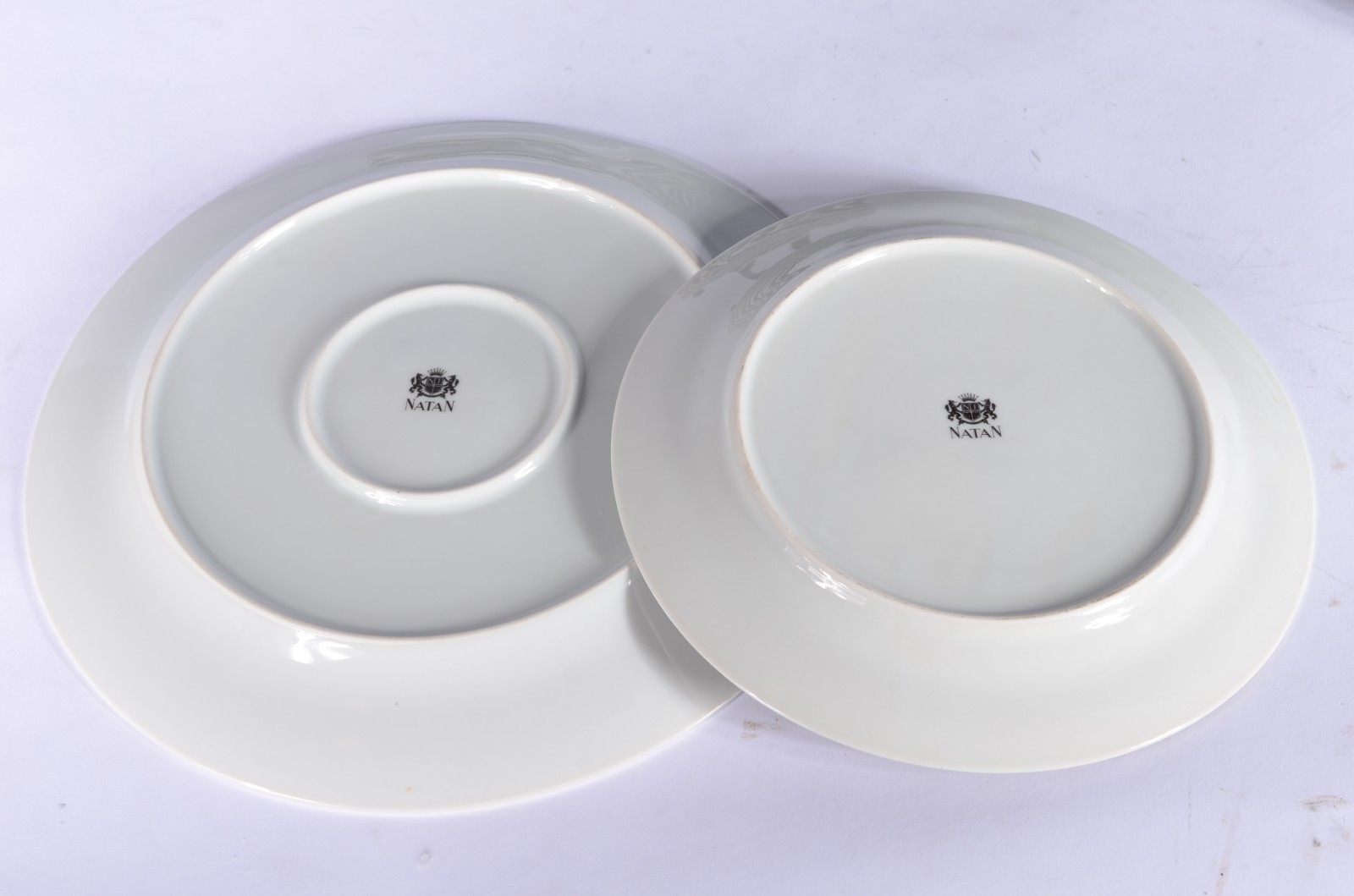 Aparelho de jantar de porcelana Natan, composto de: 24 pratos rasos e... - foto 4 de 5