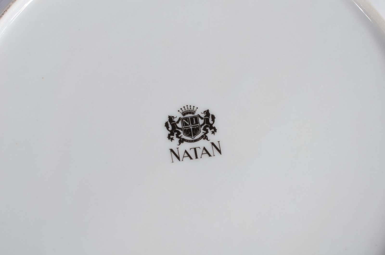 Aparelho de jantar de porcelana Natan, composto de: 24 pratos rasos e... - foto 5 de 5