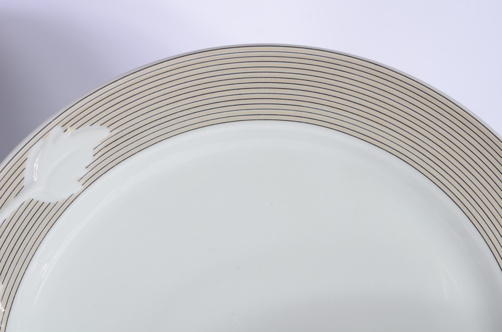 Aparelho de jantar de porcelana Natan, composto de: 24 pratos rasos e... - foto 2 de 5