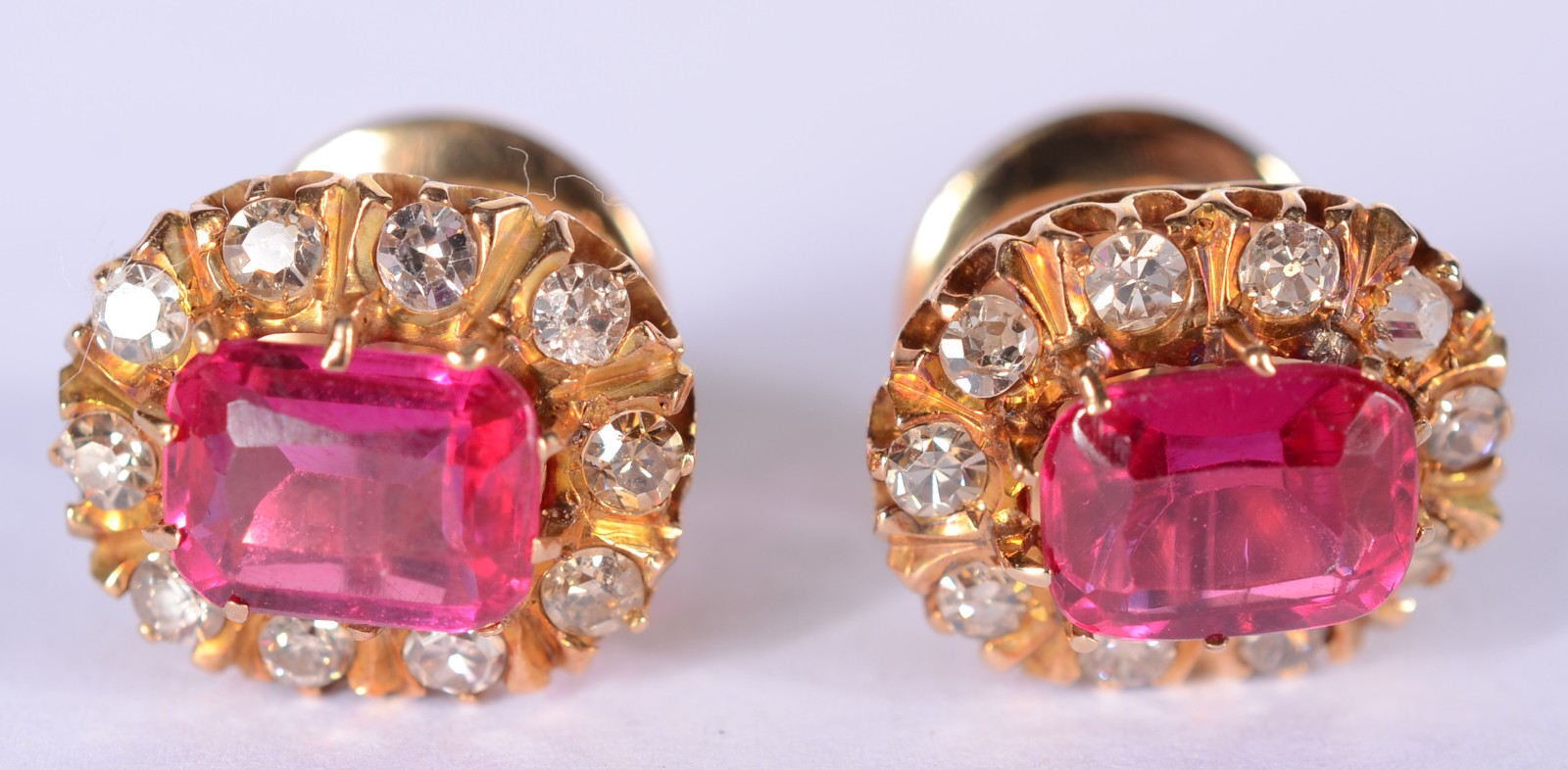 Par de brincos de ouro 18 k., com aproximadamente 20 diamantes 0,80... - foto 1 de 4