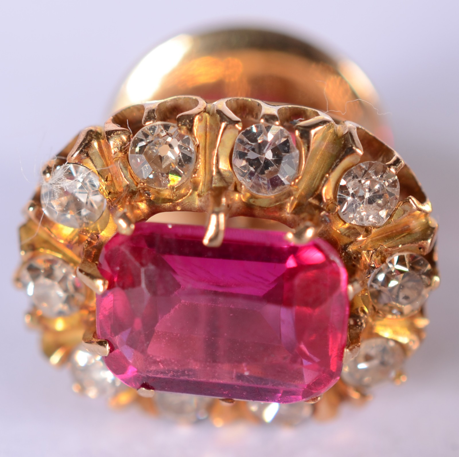 Par de brincos de ouro 18 k., com aproximadamente 20 diamantes 0,80... - foto 2 de 4