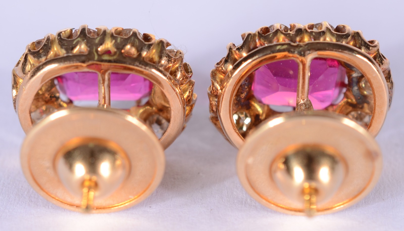 Par de brincos de ouro 18 k., com aproximadamente 20 diamantes 0,80... - foto 3 de 4